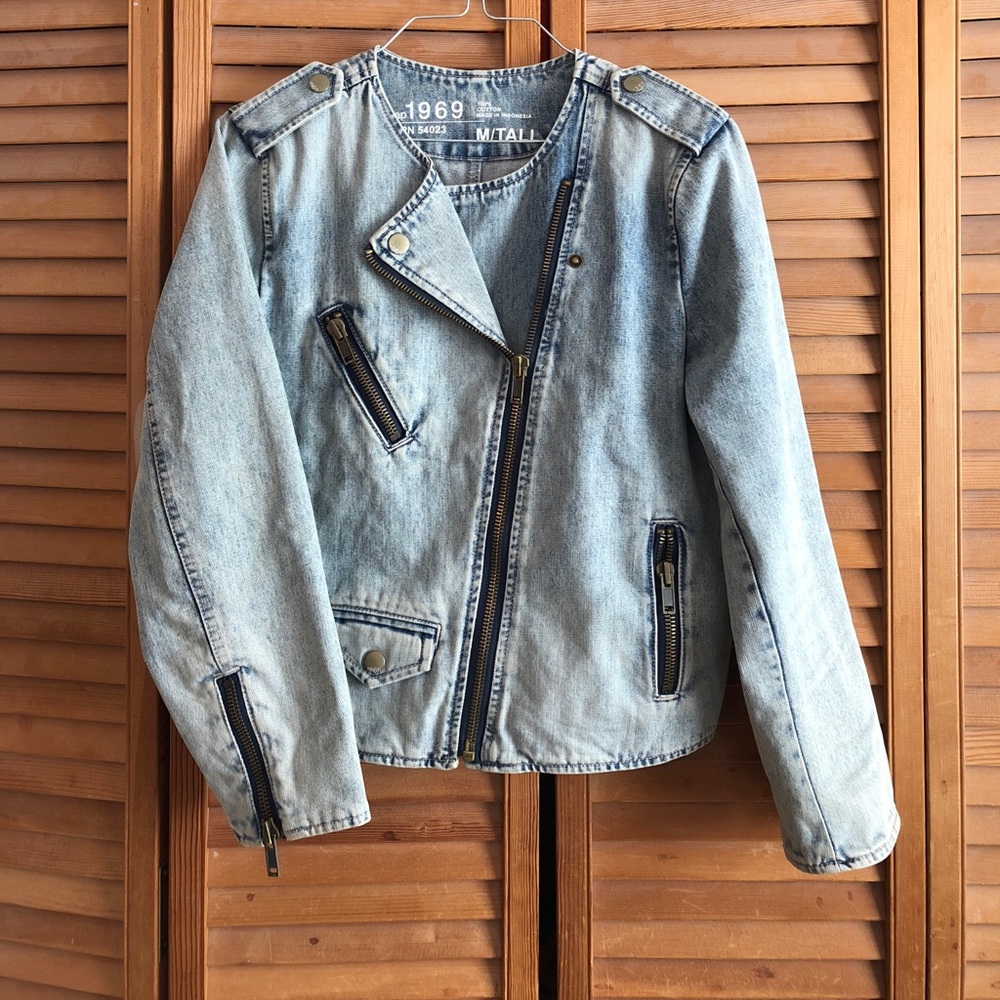 GAP sz. MD asymmetrical zip Jean jacket